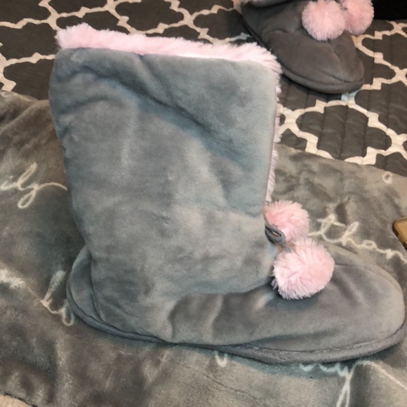 NWOT VERY SOFT SLIPPERS. PINK AND GRAY - Picture 6 of 6